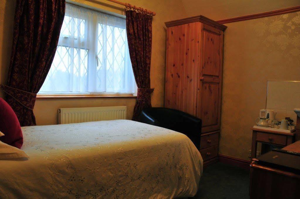 Tudor Cottage Bed & Breakfast Кембридж Экстерьер фото